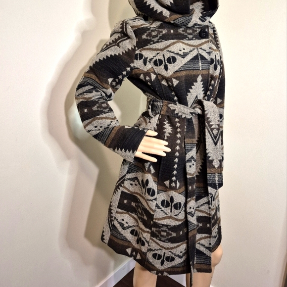 Aztec Coat with Oversized Hood by Ellabee Canada Outerwear. - Picture 2 of 9
